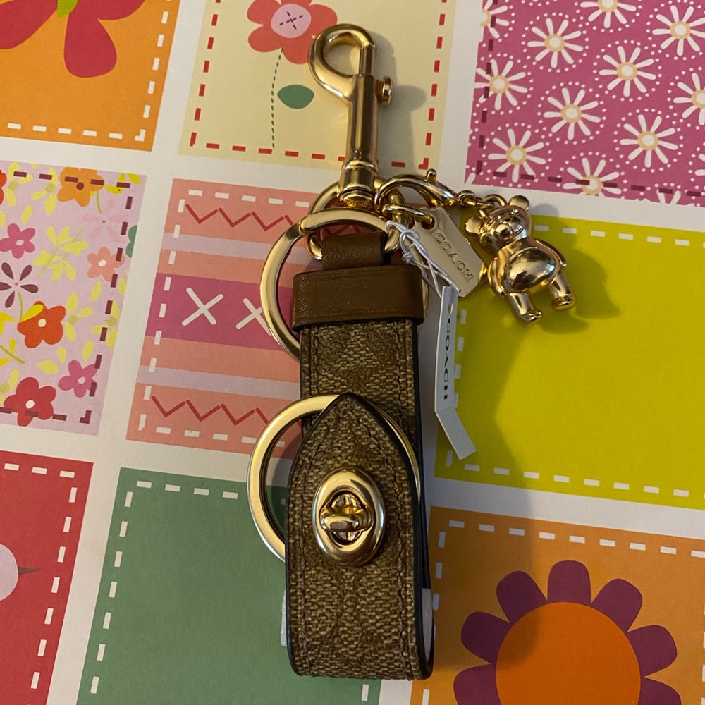 Nwt Coach Trigger snap bag charm with bear